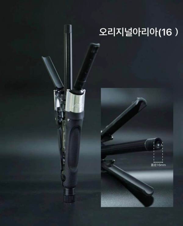300.jpg a black and silver curling iron